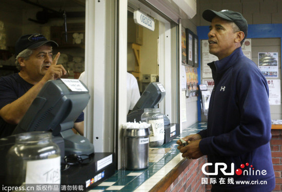 奧巴馬現(xiàn)身快餐店引圍觀依舊愛吃油炸食品（圖)