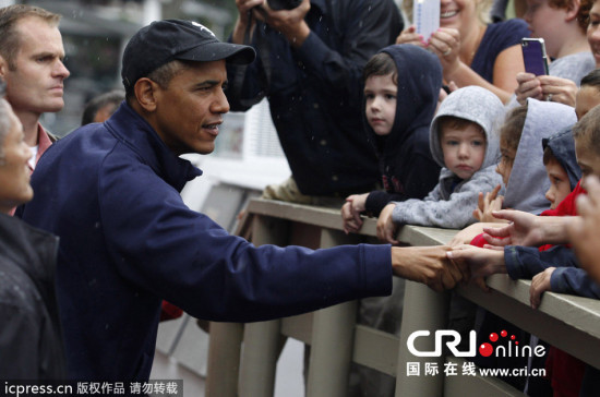 奧巴馬現(xiàn)身快餐店引圍觀依舊愛吃油炸食品（圖)