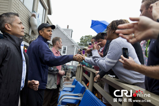 奧巴馬現(xiàn)身快餐店引圍觀依舊愛吃油炸食品（圖)