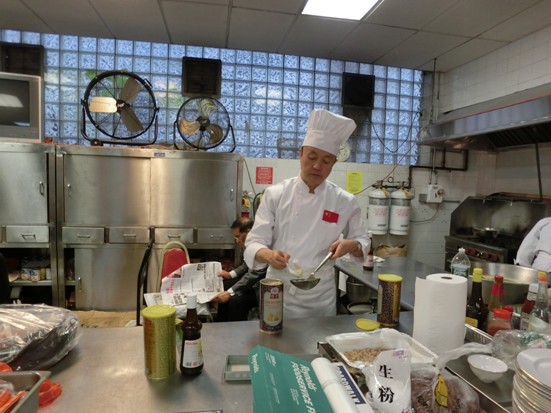 代表團總廚師長高炳義大師在用詹王雞粉調味菜品