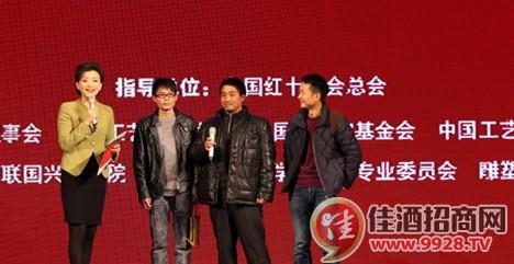 四川雅安的三位根雕手工藝人上臺介紹當地工藝傳承的困境