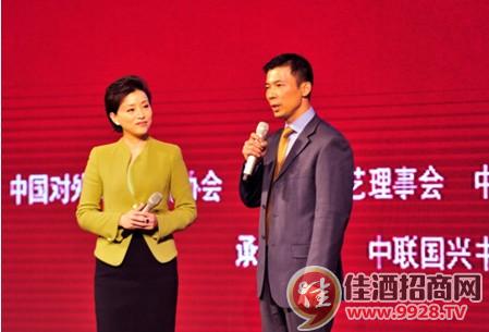 愛心藏家林國良先生以一百萬元認購全球首款文化藝術酒“馬到成功”001號