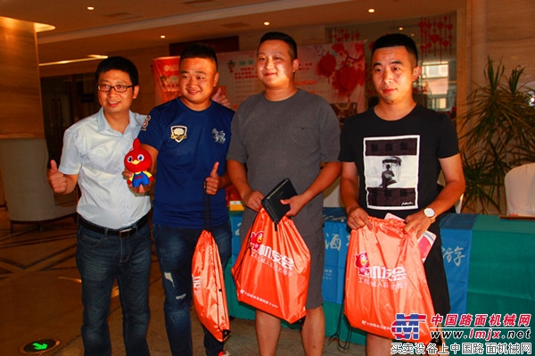 與“沃”同行 青島啤酒節雷沃工業游綻放夏日激情