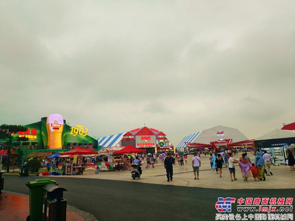 與“沃”同行 青島啤酒節雷沃工業游綻放夏日激情