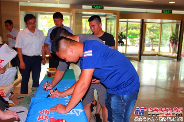 與“沃”同行 青島啤酒節雷沃工業游綻放夏日激情