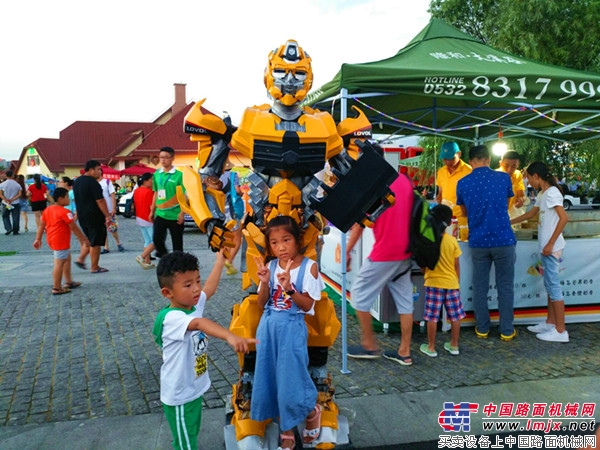 與“沃”同行 青島啤酒節雷沃工業游綻放夏日激情