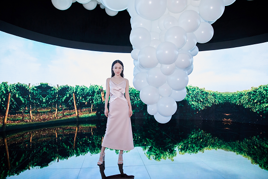 知名女演員霍思燕在“邑園漫步”展區(qū)“穿越”法國干邑區(qū)