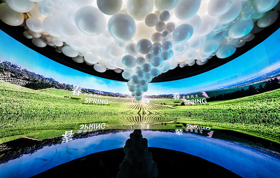 在解碼軒尼詩上海“邑園漫步”展區(qū)穿越到法國干邑區(qū)葡萄園