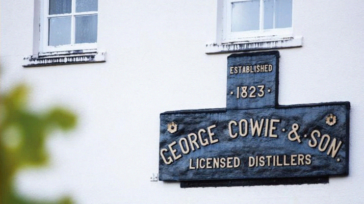 街道邊的路牌 描述已自動生成