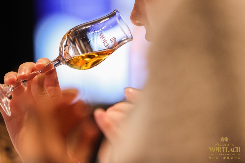 圖片包含 游戲機, 人, 食物, 玻璃 描述已自動生成