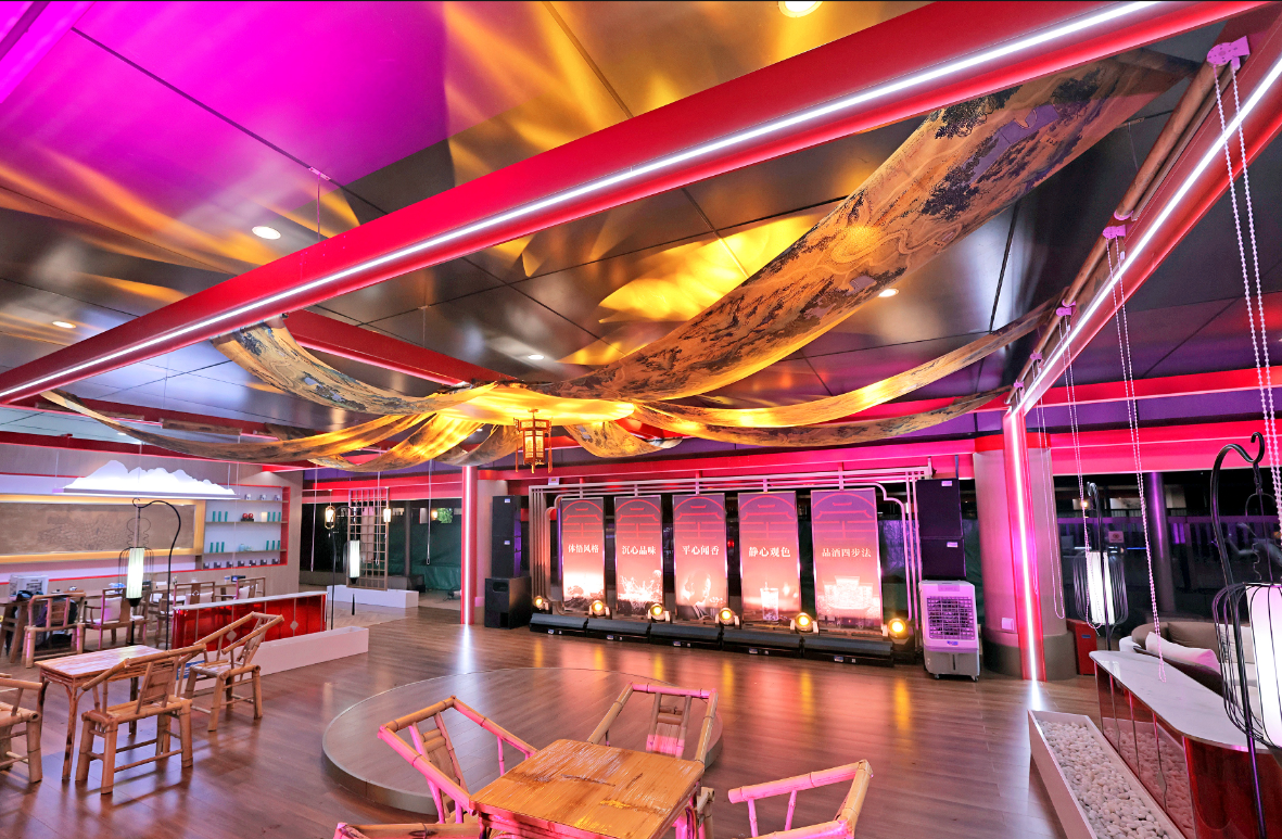 五糧液作為川酒龍頭酒企和中國濃香型白酒典型代表,精心打造了集辦公、休閑交流、文化體驗于一體的沉浸式配套服務空間——大運會快閃酒吧(以下簡稱“快閃酒吧”),以酒為媒,精彩演繹了魅力成都的國際范、中國風和巴蜀韻,架設起交流探討、交融共享的中外文化橋梁,彰顯了國有企業、川酒領頭羊的實力、責任與擔當。