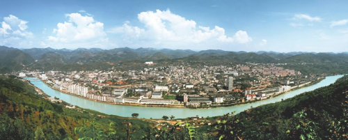 走進(jìn)金樽酒廠，你會(huì)被眼前的景象所震撼。酒廠建筑風(fēng)格古樸典雅，充滿著濃厚的醬酒文化氣息。正對(duì)大門是一扇寫著李白《將進(jìn)酒》詩句的高墻，“人生得意須盡歡，莫使金樽空對(duì)月”，正是金樽酒廠名字的出處和奉行的態(tài)度。釀酒車間和窖池錯(cuò)落有致地分布其中，見證著金樽酒廠的歷史與文化。釀酒師傅們身著傳統(tǒng)釀酒服飾，一絲不茍地執(zhí)行著每一個(gè)釀造環(huán)節(jié)，他們的精湛技藝和敬業(yè)精神，使得金樽酒廠的醬酒在口感和品質(zhì)上獨(dú)具優(yōu)勢(shì)。在金樽酒廠，我們不僅能看到傳統(tǒng)釀酒工藝的魅力，還能感受到醬人匠心的力量。這里的人們用心釀酒，用情感傳遞醬酒文化的獨(dú)特韻味。每一瓶金樽酒都承載著釀酒師傅們的辛勤付出和匠心獨(dú)運(yùn)，也因此贏得了廣大消費(fèi)者的喜愛和認(rèn)可。