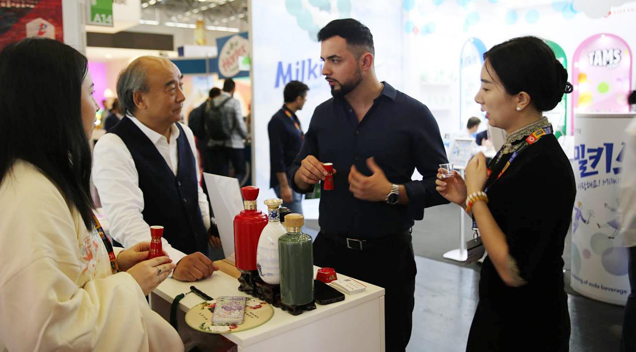 外國友人品嘗古井酒。古井集團供圖