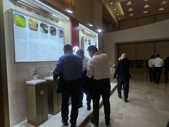 華文媒體大咖紛紛前來五糧液品牌文化主題展臺打卡。牛菁菁 攝