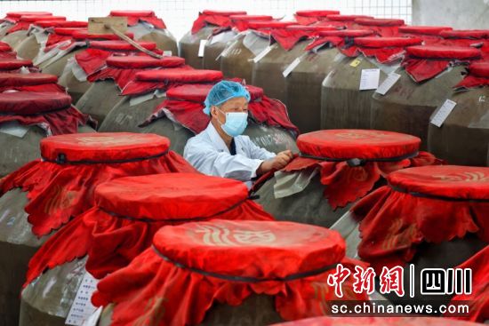 西充縣四川小磨井酒業有限公司地窖。衡歡 攝 西充縣四川小磨井酒業有限公司地窖。衡歡 攝