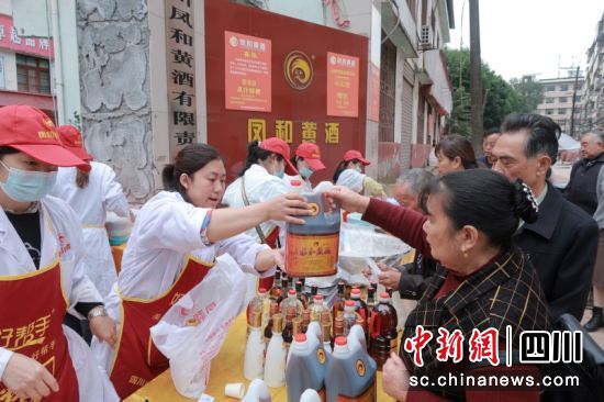 群眾正在選購鳳和黃酒。衡歡 攝 群眾正在選購鳳和黃酒。衡歡 攝