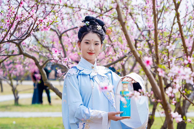 古井貢酒限量發布的“桃花春曲限定禮盒”。古井集團供圖