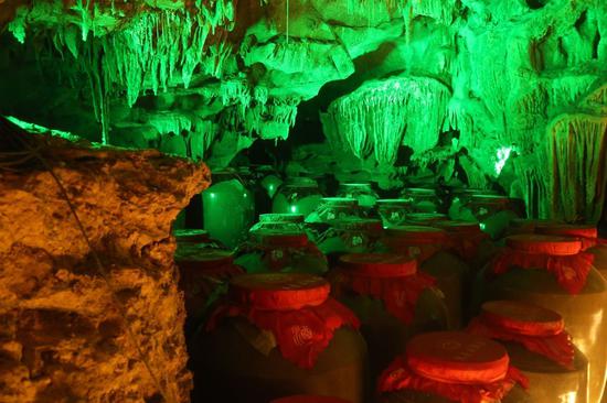 封壇的燕臺山純糧食酒在天然溶洞中深藏數(shù)十年,在鐘乳石滴水穿越時光中發(fā)酵,美輪美奐,香遠益清,天下美酒也!/北歐時報圖