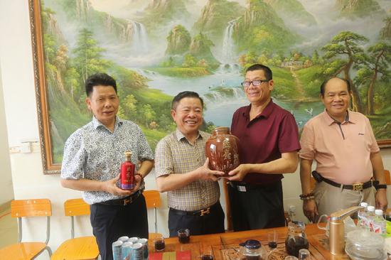 越南客商參訪燕臺山酒莊。/北歐時報圖