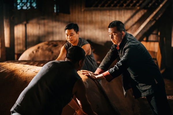 匠心永續：五糧液匠人的傳承密碼_fororder_工作中的師德剛-供圖-五糧液集團