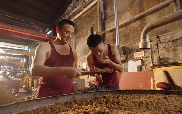 匠心永續：五糧液匠人的傳承密碼_fororder_師德剛指導苗圃學員-供圖-五糧液集團