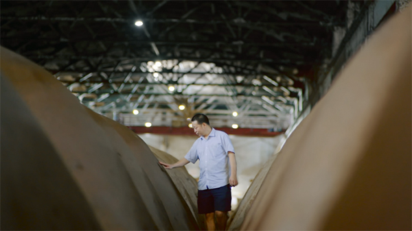 匠心永續：五糧液匠人的傳承密碼_fororder_袁世華在查看窖池情況-供圖-五糧液集團